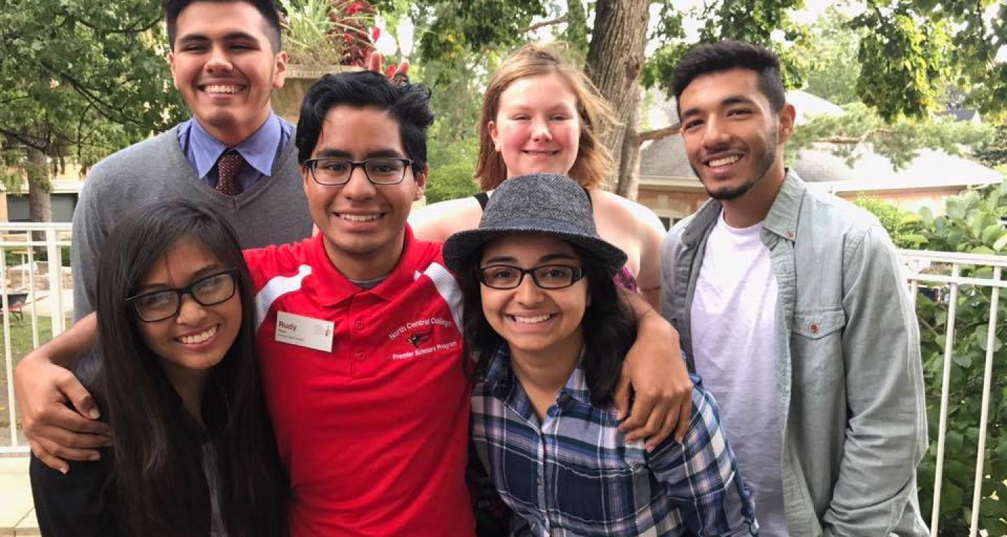 Estudiantes hispanohablantes de North Central College.