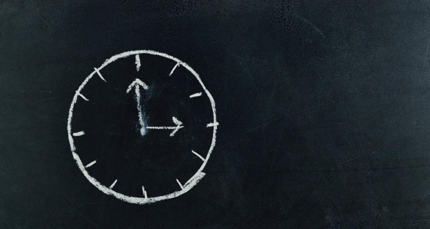 A clock drawn on a chalkboard.
