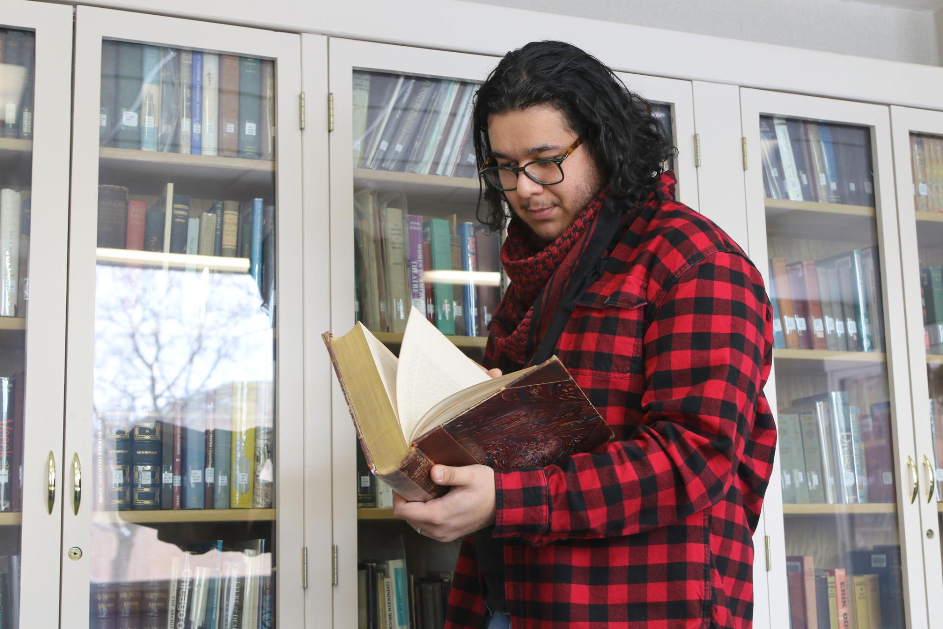 José Galvan Mora ’19 reading a book