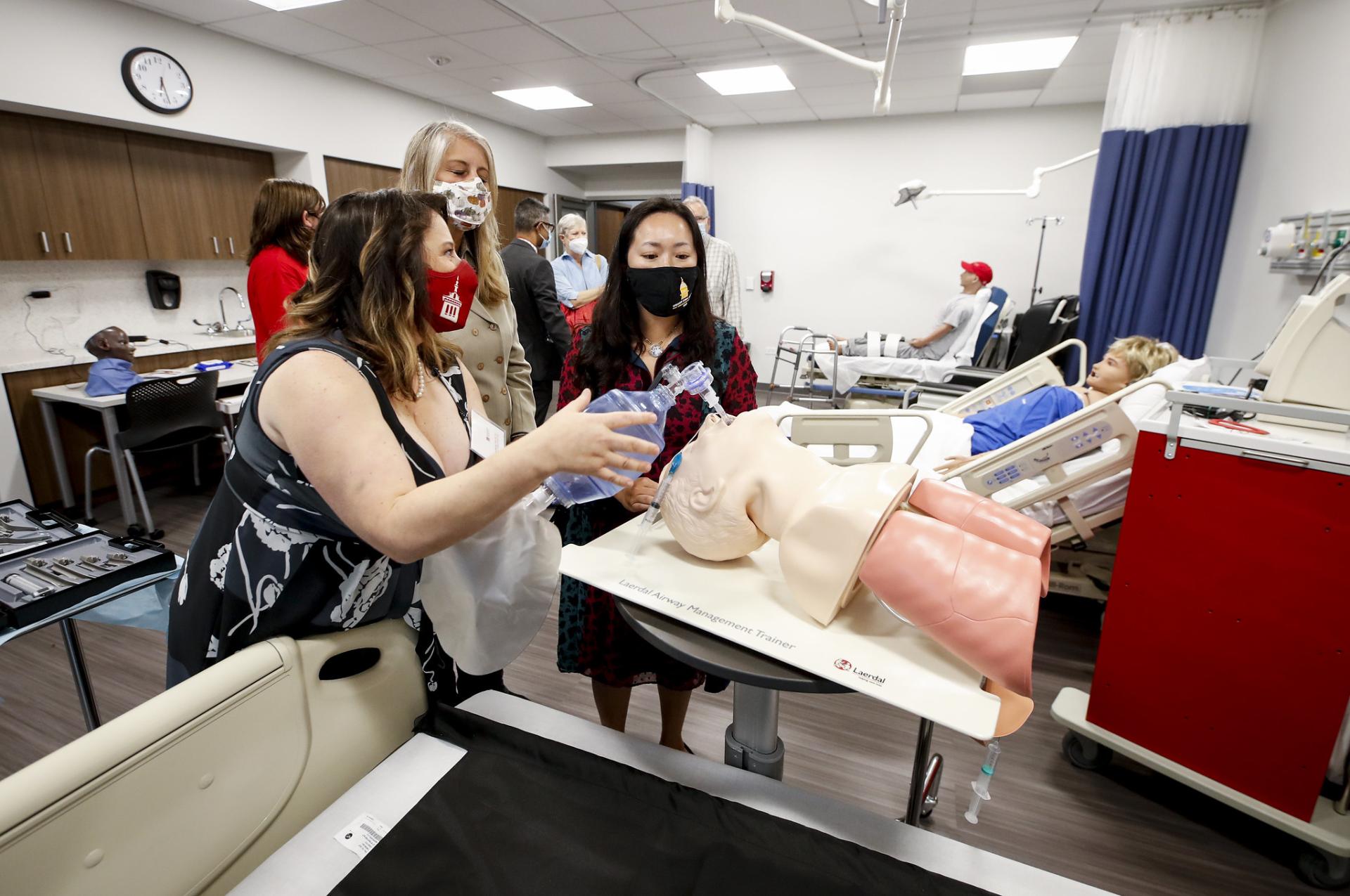 A simulation room is displayed on a tour.