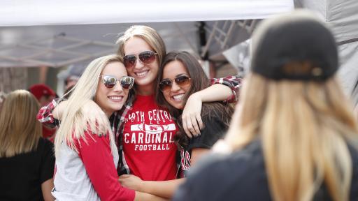 Alumni at football tailgate 