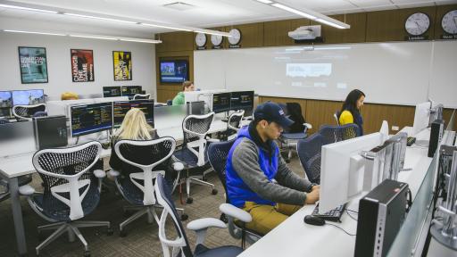 students in bloomberg lab 